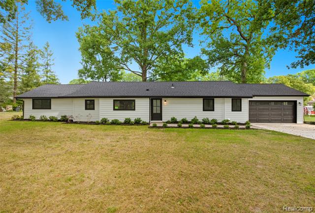 front view picture of 5190 Westcombe Ln, West Bloomfield, MI. 48324