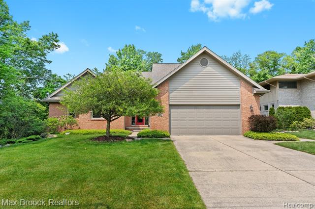 front view picture of 2590 Arneth Rd, West Bloomfield, MI. 48324