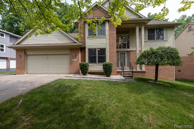 front view picture of 6926 Alden Dr, West Bloomfield, MI. 48324