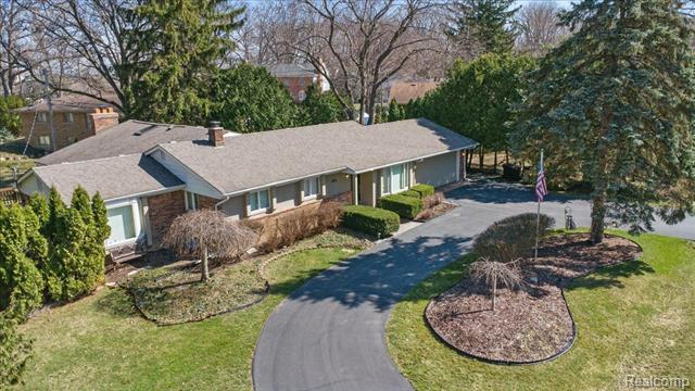front view picture of 5080 Kitson Ln, West Bloomfield, MI. 48324