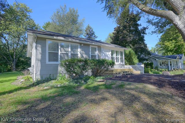 front view picture of 2470 Burleigh St, West Bloomfield, MI. 48324