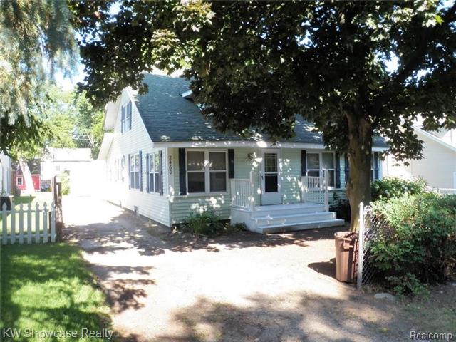 front view picture of 2460 Hoover Ave, West Bloomfield, MI. 48324