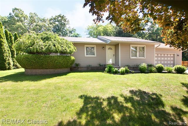 front view picture of 5280 Weston Ct, Commerce Township, MI. 48382