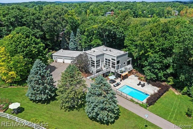 front view picture of 5255 Oak Hill Trl, Commerce Township, MI. 48382