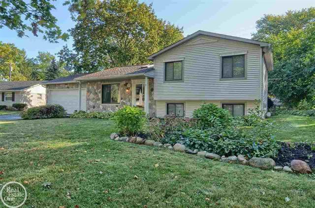 front view picture of 2481 Sunset Terrace Ln, West Bloomfield, MI. 48324