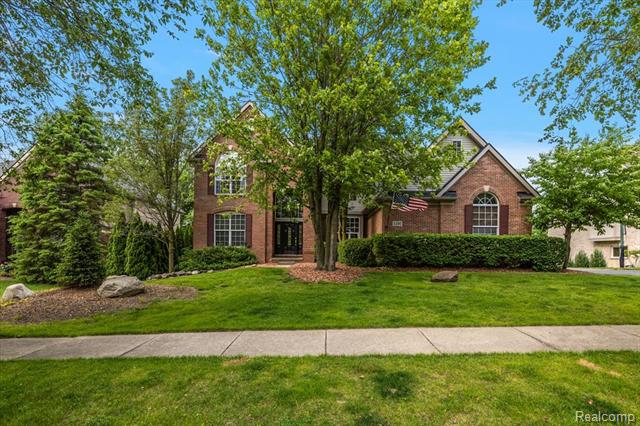 front view picture of 5390 Plantation Dr, Commerce Township, MI. 48382