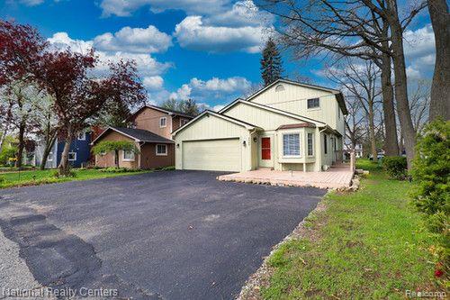 front view picture of 2440 Greenlawn Ave, Commerce Township, MI. 48382