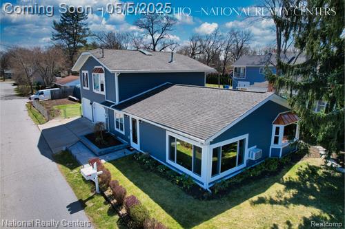 front view picture of 8039 Barnsbury St, Commerce Township, MI. 48382