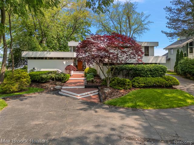 front view picture of 4540 Dow Ridge Rd, West Bloomfield, MI. 48324