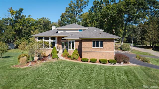 front view picture of 5565 Ford Rd, Commerce Township, MI. 48382