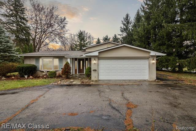 front view picture of 5597 Leafwood Dr, Commerce Township, MI. 48382