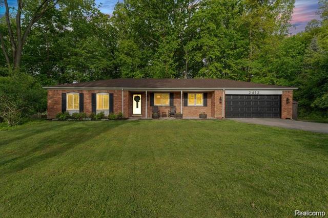 front view picture of 2412 Keylon Dr, West Bloomfield, MI. 48324