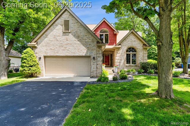 front view picture of 5520 Huron Hills Dr, Commerce Township, MI. 48382