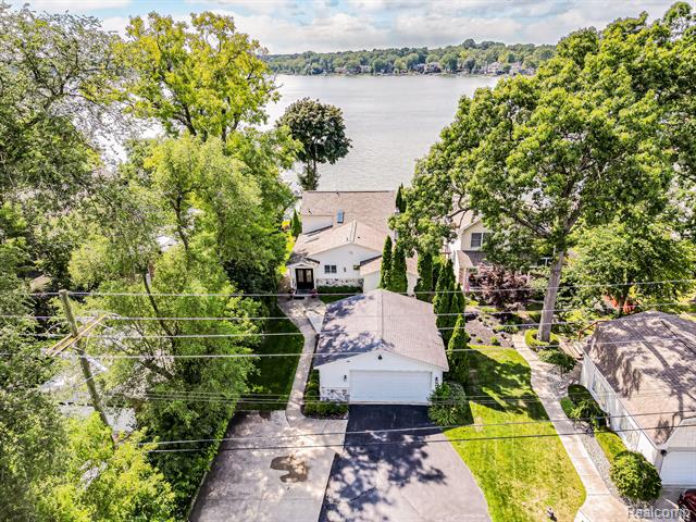 front view picture of 7660 Barnsbury Dr, West Bloomfield, MI. 48324