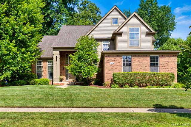 front view picture of 5634 Plantation Dr, Commerce Township, MI. 48382