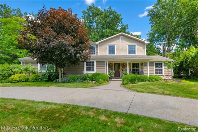 front view picture of 2511 Birch Harbor Ln, West Bloomfield, MI. 48324