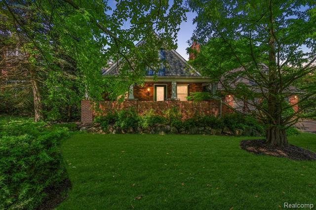 front view picture of 2280 Island View Dr, West Bloomfield, MI. 48324
