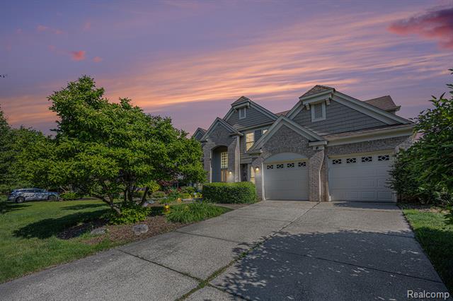 front view picture of 5686 Cherry Ln, West Bloomfield, MI. 48324