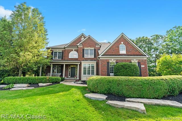 front view picture of 1924 Scenic Dr, Milford, MI. 48380