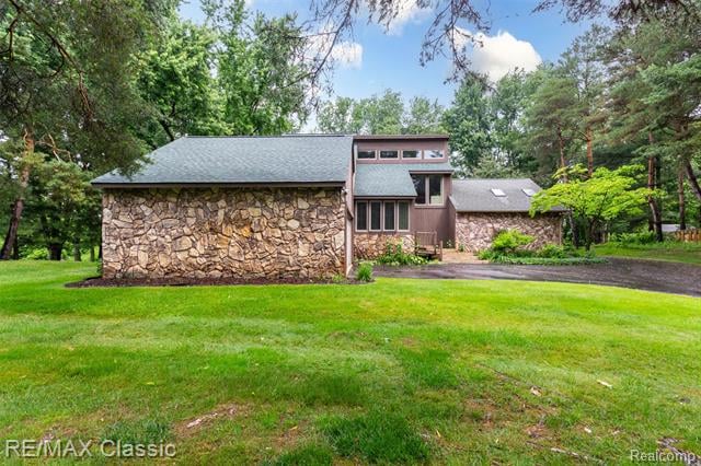 front view picture of 1222 Manderly Dr, Milford, MI. 48381