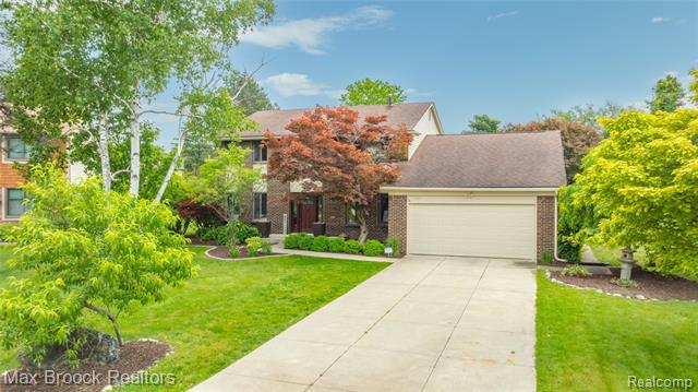 front view picture of 6247 Carpathian Ct, West Bloomfield, MI. 48324