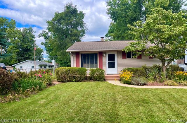 front view picture of 374 W Grand Traverse St, Commerce Township, MI. 48382