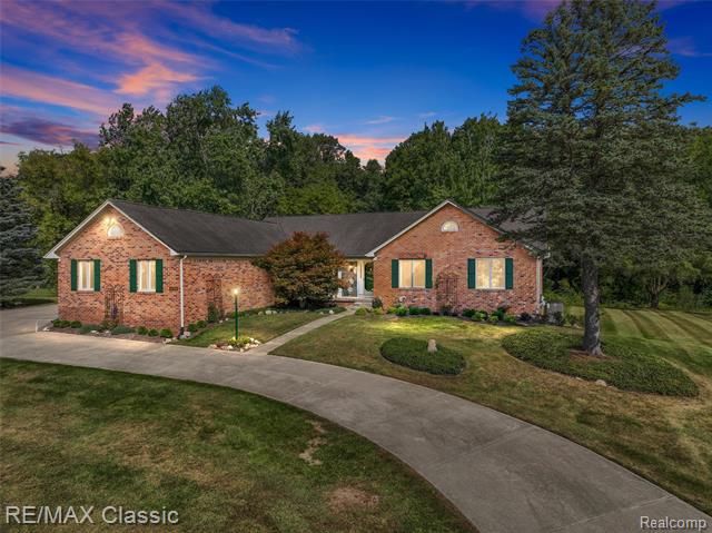 front view picture of 4150 Heatherwood Dr, Commerce Township, MI. 48382
