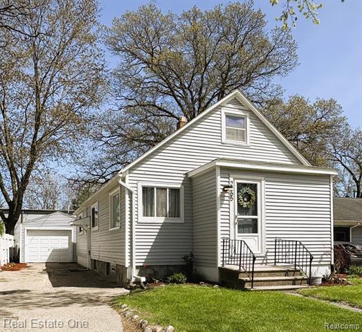 front view picture of 2265 Maddy Ln, Keego Harbor, MI. 48320