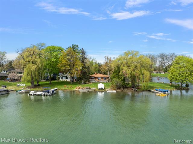 front view picture of 6351 Alden Dr, West Bloomfield, MI. 48324