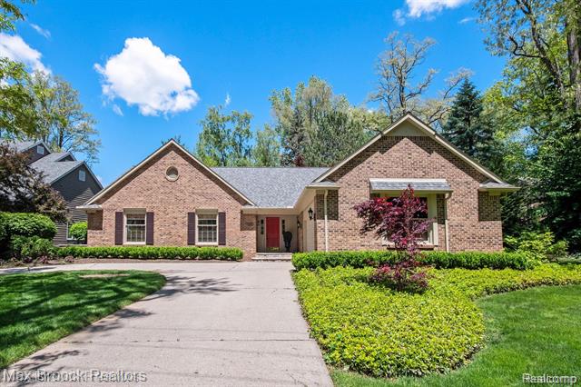 front view picture of 6082 North Shore Dr, West Bloomfield, MI. 48324