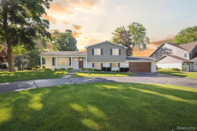 front view picture of 5100 Surfwood Dr, Commerce Township, MI. 48382