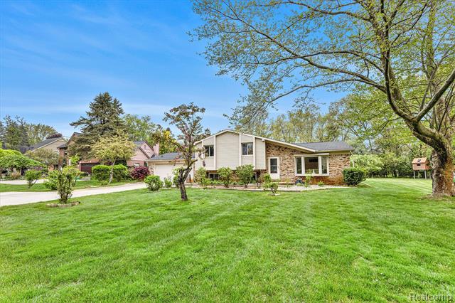 front view picture of 2900 Warner Dr, West Bloomfield, MI. 48324