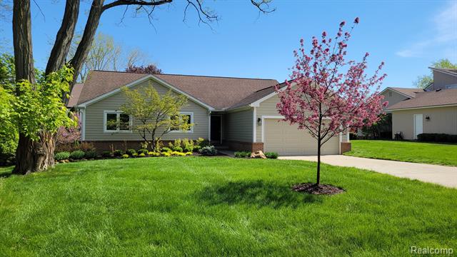 front view picture of 6192 North Shore Dr, West Bloomfield, MI. 48324