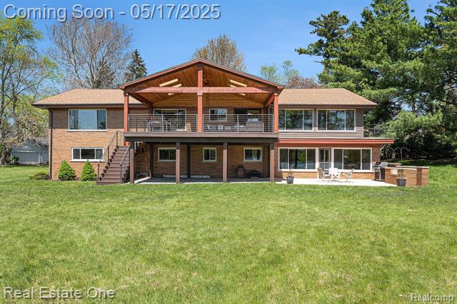 front view picture of 6305 N Shore Ct, West Bloomfield, MI. 48324