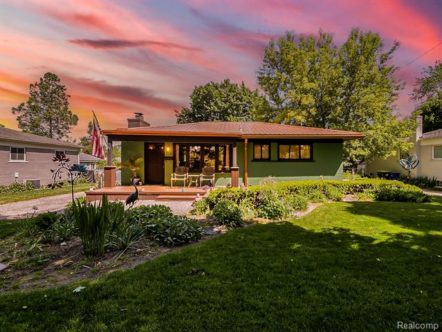 front view picture of 719 E Summit St, Milford, MI. 48381