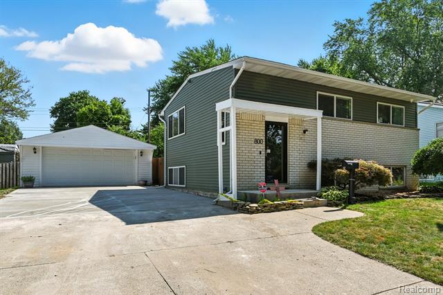 front view picture of 800 Bird Song Dr, Milford, MI. 48381