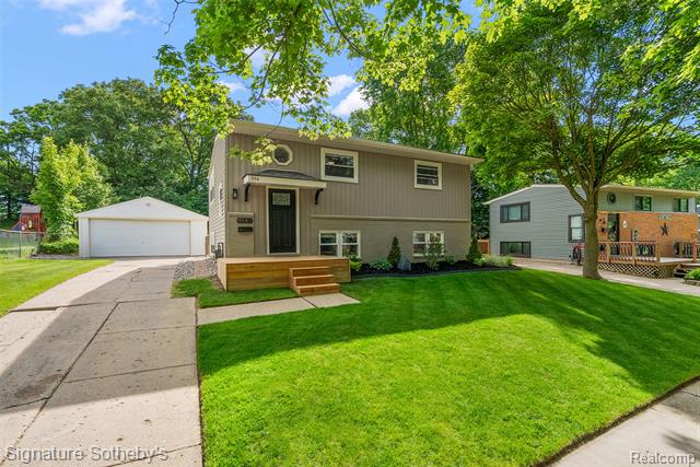 front view picture of 954 Panorama Dr, Milford, MI. 48381