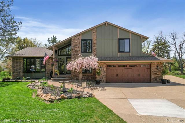 front view picture of 5105 Beachwood Ct, Commerce Township, MI. 48382