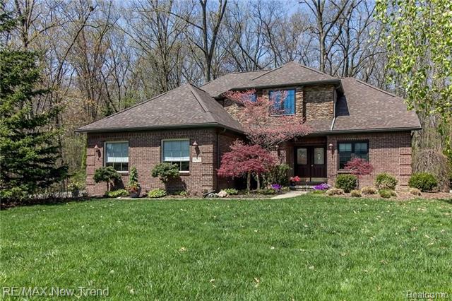 front view picture of 2092 Christopher Ct, West Bloomfield, MI. 48324