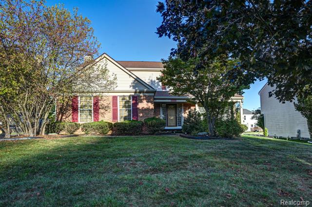 front view picture of 1859 Poppleton Dr, West Bloomfield, MI. 48324
