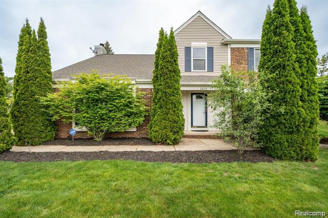 front view picture of 5472 Charrington Ct, West Bloomfield, MI. 48324