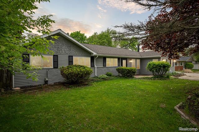 front view picture of 1932 Henbert Rd, West Bloomfield, MI. 48324