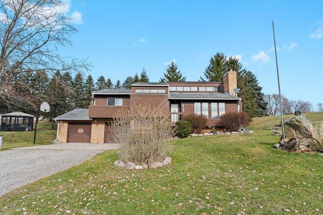 front view picture of 2725 Cooley Lake Rd, Highland, MI. 48356