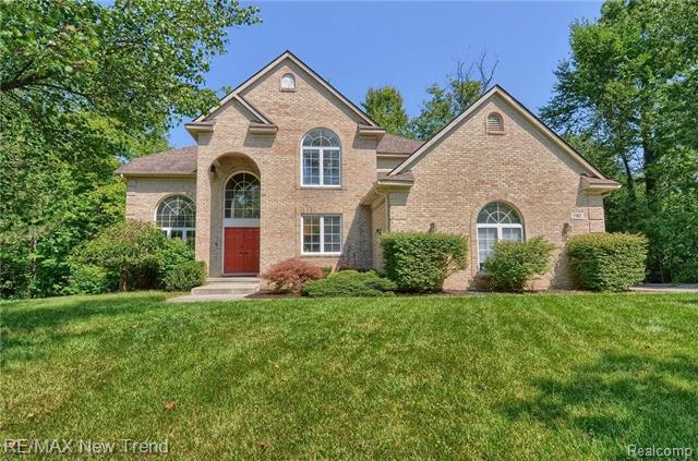 front view picture of 1985 Christopher Ct, West Bloomfield, MI. 48324