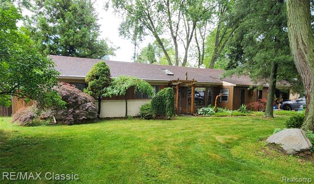 front view picture of 6388 Hermana Rd, West Bloomfield, MI. 48324