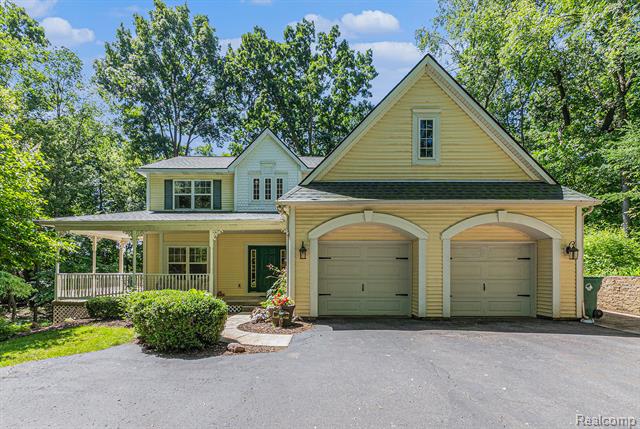 front view picture of 6155 Carey Rd, Commerce Township, MI. 48382