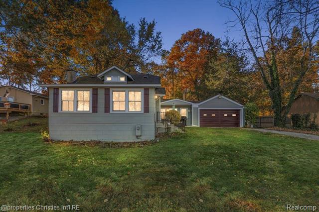 front view picture of 2231 North St, Milford, MI. 48380