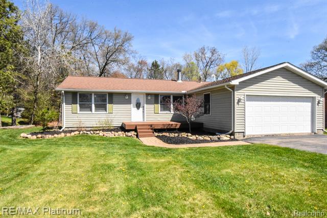 front view picture of 209 Annison Dr, Commerce Township, MI. 48382