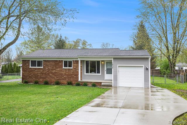 front view picture of 1835 Lochaven Rd, West Bloomfield, MI. 48324