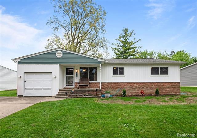 front view picture of 1837 Henbert Rd, West Bloomfield, MI. 48324